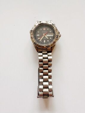 Wenger SAK Design Swiss 100M Diver Watch Ladies 29mm Day Date 5.75"